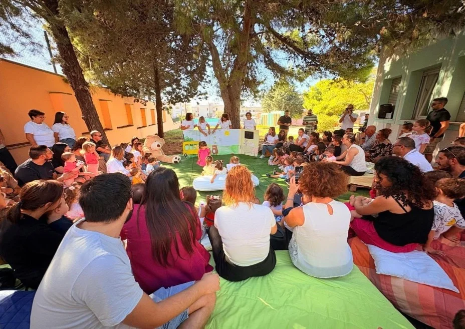 Una comunità partecipa a un’attività all’aperto